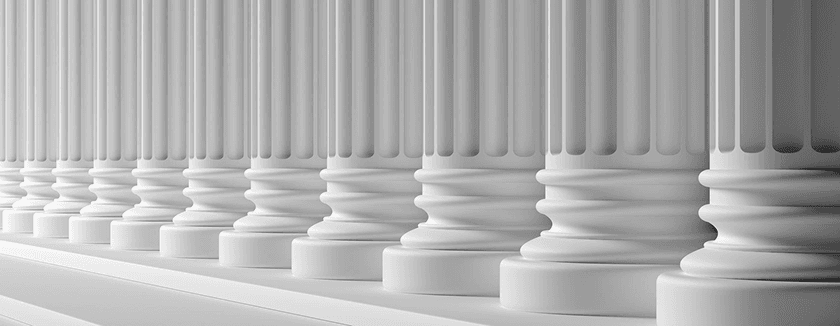 أعمدة رمزية للثبات والقانون